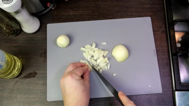 Pov Males Hand Chopping Onions Cut Board Overhead View — стоковое видео