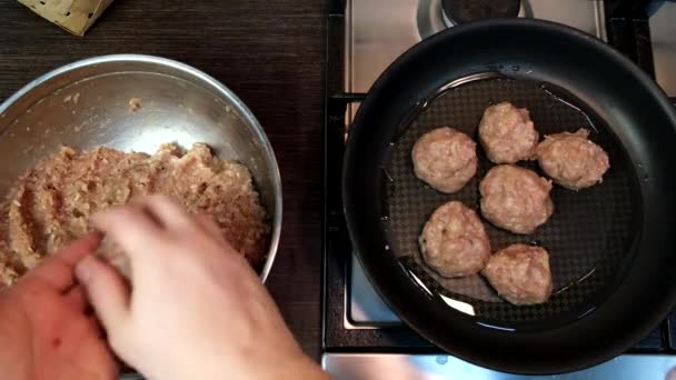 フライパンのミートボールのオーバービュー 家庭料理のポルノチューブ — ストック動画