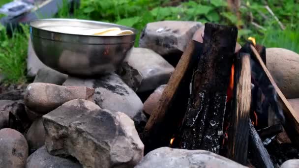Seminee Aproape Gătit Conceptul Camping Aer Proaspăt — Videoclip de stoc