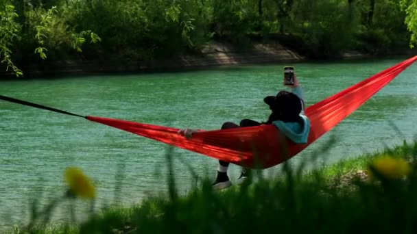 Wanita Bahagia Beristirahat Tempat Tidur Gantung Sungai Hari Yang Cerah — Stok Video