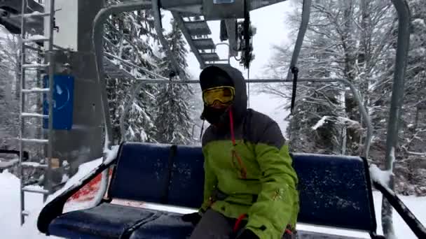 Felice Uomo Snowboarder Sciovia Prendendo Selfie Vacanza Invernale — Video Stock