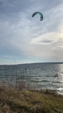 Uçurtma Sörfçüleri Rüzgarlı bir günde Dalgalarda sörf yapıyor