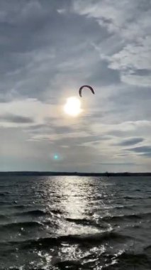 Uçurtma Sörfçüleri Rüzgarlı bir günde Dalgalarda sörf yapıyor