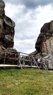 Karpat Dağları 'ndaki Tustan Kalesi' nde Turist Patikası 'ndan Yürüyen Mutlu Çift