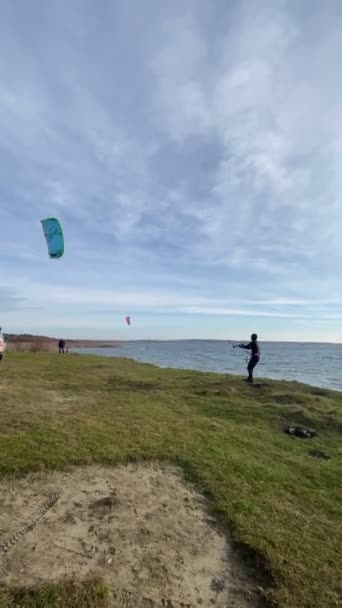 风天放风筝的冲浪者乘风破浪 极限运动 — 图库视频影像