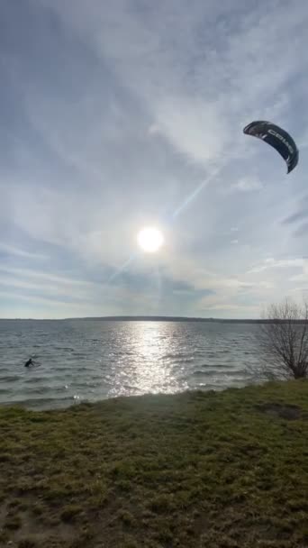Kite Surf Adventure Cavalcare Vento Onde Con Uomo Abile — Video Stock