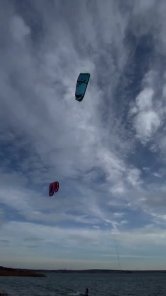 Kitesurfing Äventyr Rida Vinden Och Vågorna Med Skicklig Man — Stockvideo