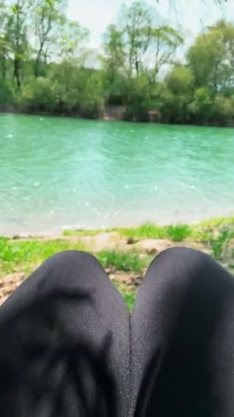 Pov Vista Mujer Acostada Hamaca Mirando Agua Azul Del Río — Vídeo de stock