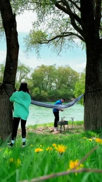 Mujer Obtener Hamaca Entre Los Árboles Agua Azul Río Playa — Vídeos de Stock
