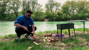 Baltayla kamp yapma konsepti hazırlayan adam.