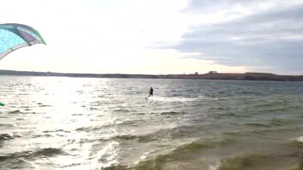 Latawiec Surferzy Nad Jeziorem Zachód Słońca Wietrzny Dzień — Wideo stockowe