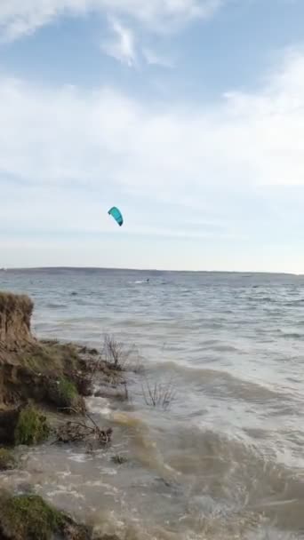 风筝冲浪冒险 与熟练男子一起乘风破浪 — 图库视频影像