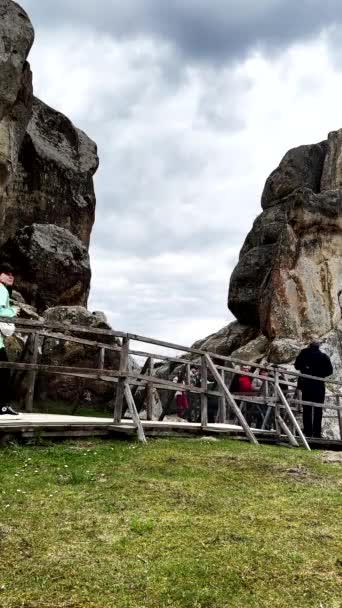 Touristin Spaziert Durch Berühmte Tustan Festungen Den Karpaten Ukraine — Stockvideo