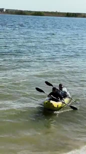 Amigos Kayak Kite Surfistas Fondo Fines Semana Activos Lago — Vídeos de Stock