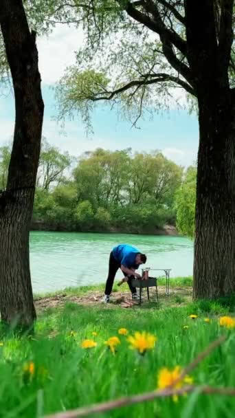 Hombre Cocinando Fuego Cerca Del Río Soleado Día Verano — Vídeos de Stock