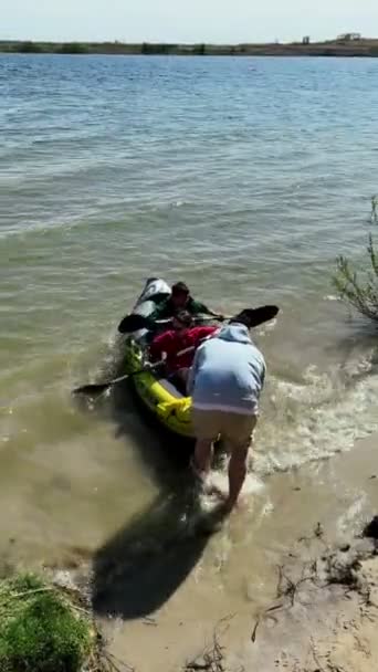 Kano Uçurtması Sörfçüleri Gölde Aktif Hafta Sonları — Stok video