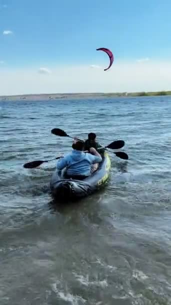 在皮划艇上的朋友们在湖畔的周末活动 — 图库视频影像