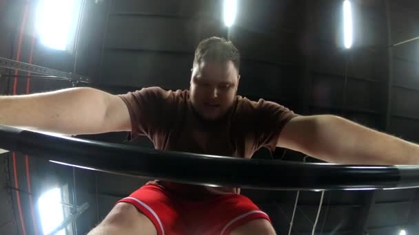 Bottom View Man Sportschool Powerlifting — Stockvideo
