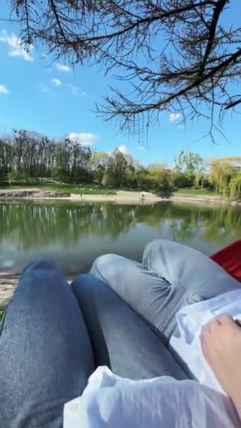 Couple Laying Hammock City Park Lake Pov View — Stock Video