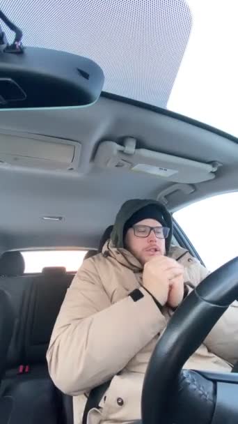 Człowiek Zimno Samochodzie Zamarznięte Okna Zimowej Zamieci — Wideo stockowe