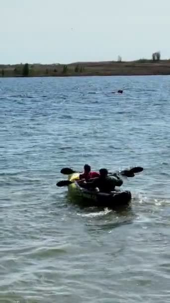 Vänner Kajak Kite Surfare Bakgrund Aktiva Helger Sjön — Stockvideo