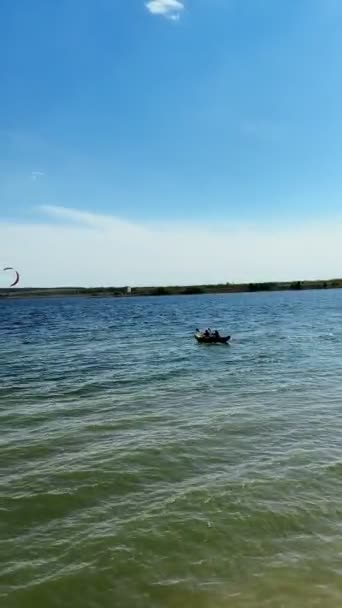 Amici Kayak Kite Surfisti Background Week End Attivi Sul Lago — Video Stock