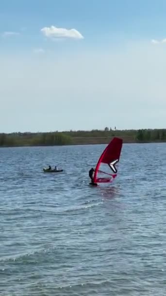 Amigos Kayak Kite Surfistas Fundo Ativo Fins Semana Lago — Vídeo de Stock