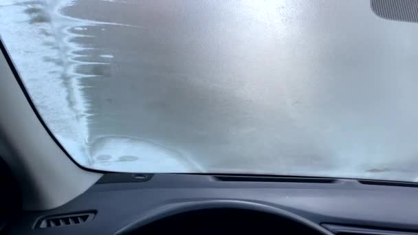 Вид Зсередини Двірники Очищають Заморожене Автомобільне Вітрове Скло — стокове відео