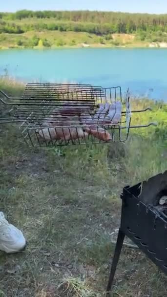 Homem Cozinhar Carne Livre Fogueira Churrasqueira Lago Fundo — Vídeo de Stock