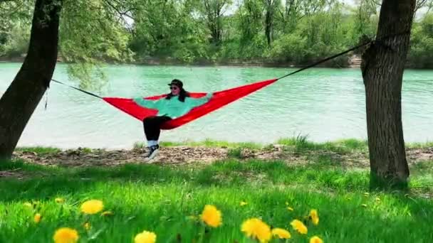 Щаслива Жінка Відпочиває Гамаку Березі Річки Копіювання Простору — стокове відео