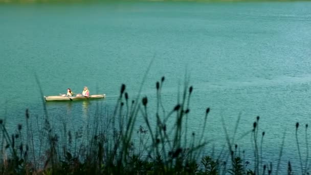 Couple Kayak Blue Lake Water Copy Space — Stock Video