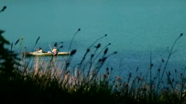 在蓝色湖水复制空间的皮划艇夫妇 — 图库视频影像