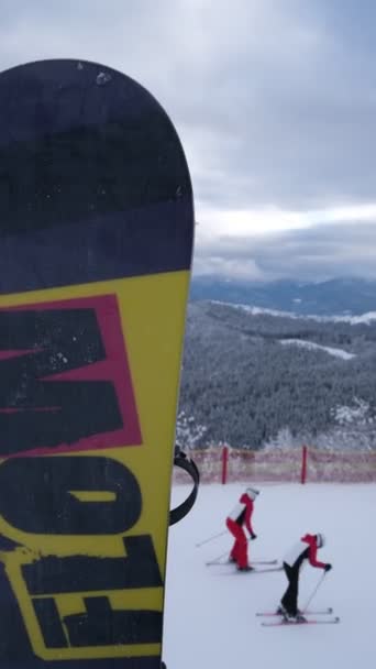 Snowboarder Ruht Sich Aus Und Blickt Auf Wunderschöne Verschneite Berge — Stockvideo
