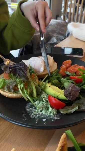 Mulher Comendo Café Manhã Close Alimentos Saudáveis Tomates Pão Ovo — Vídeo de Stock