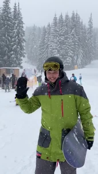 Glad Man Snowboardåkare Skidorten Snöar Pulver Dag Vinter Semester — Stockvideo