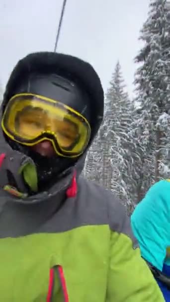 Felice Coppia Sciatori Alla Seggiovia Vacanza Invernale Prendendo Selfie — Video Stock