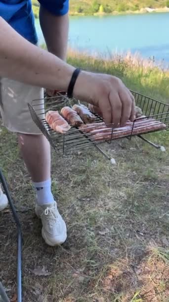 Uomo Cucina Carne All Aperto Sulla Griglia Falò Lago Sullo — Video Stock