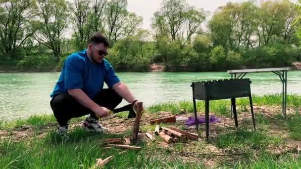 Homme Avec Hache Préparation Des Journaux Pour Barbecue Camping Concept — Video