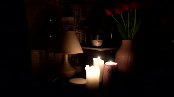 Kerzen Dunklem Strauß Von Tulpen Dunkler Nahaufnahme — Stockvideo