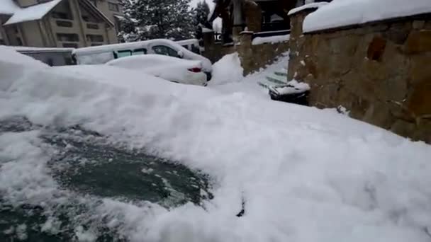 Punkt Człowiek Czyszczenie Samochód Śniegu Zimie Śnieżyca Przygotowania Podróży — Wideo stockowe