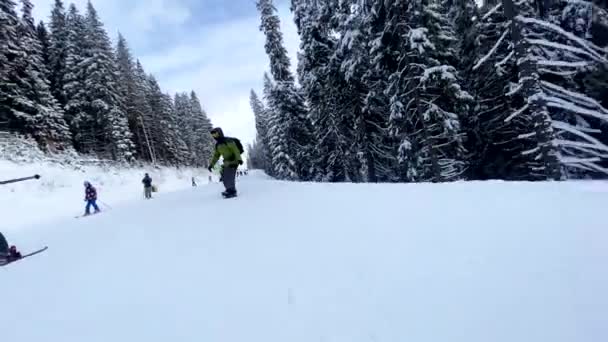 男子滑雪者在滑雪坡上感受速度慢冬季旅行的概念 — 图库视频影像