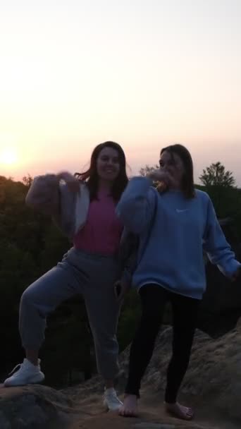 Para Kochanków Kobiety Taniec Przytulanie Klifie Zachód Słońca Koncepcja Lgbt — Wideo stockowe