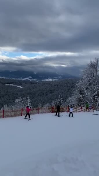 Snowboarders Esquiadores Pista Esqui Belas Montanhas Fundo — Vídeo de Stock