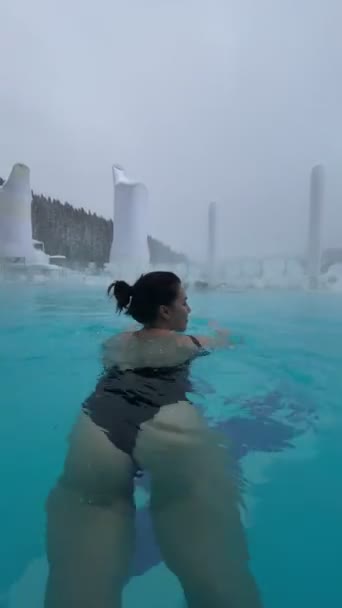 Mujer Traje Baño Negro Nadando Piscina Aire Libre Caliente Balneario — Vídeo de stock