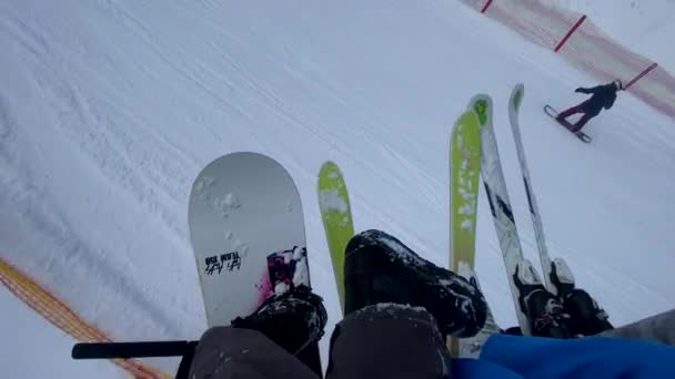 스노보드를 스키를 사람은 내려다볼 수있다 — 비디오