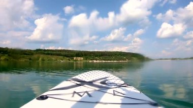 Güneşli sıcak bir günde güvertede yüzmenin pov görüntüsü. Açık mavi su.
