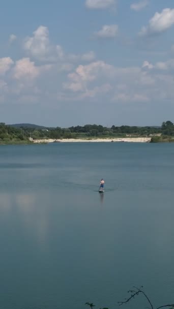 Homem Jantar Dia Ensolarado Verão Água Lago Claro — Vídeo de Stock