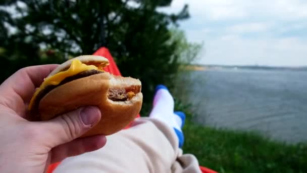 Nézőpont Étkezési Burger Hammock Háttér Nyár Szabadban Pihenés — Stock videók