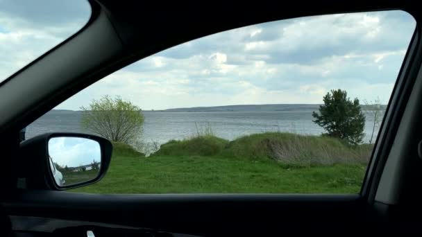 Widok Okna Samochodu Zachmurzone Niebo Nad Przestrzenią Kopiowania Jeziora — Wideo stockowe