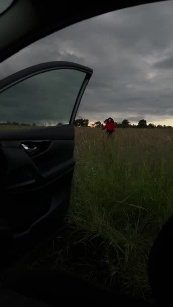 Bulutlu Hava Manzarasında Buğday Tarlasında Koşan Mutlu Kadın Araba Yolculuğunu — Stok video